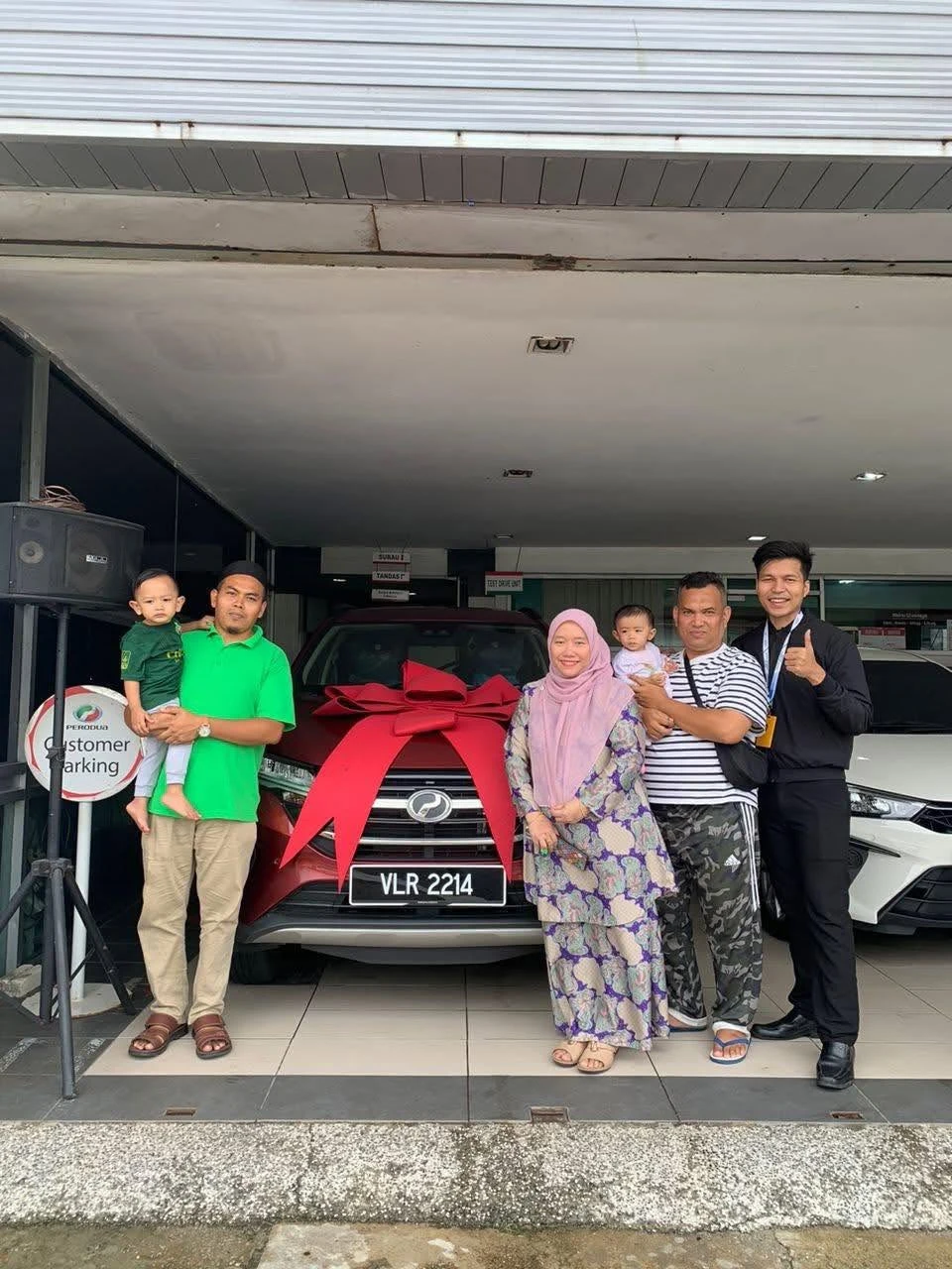 Kenangan penyerahan kereta Perodua bersama pelanggan